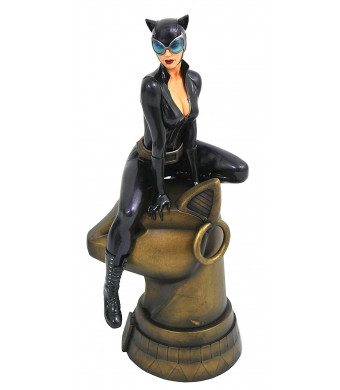 DIAMOND SELECT TOYS DC Gallery: Catwoman PVC Diorama Figure, 9"