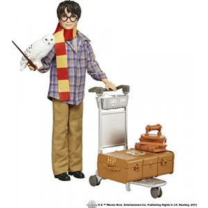 Harry Potter Collectible Platform 9 3/4 Doll (10-inch), Posable, Wearing Travel Fashion, with Hedwig, Luggage & Accessories, Gift for Collectors and Kids 6 Years Old and Up