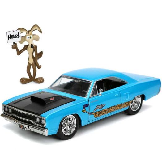 HW Rides Looney Plymouth Road Run 1:24 Vehicle and Figure